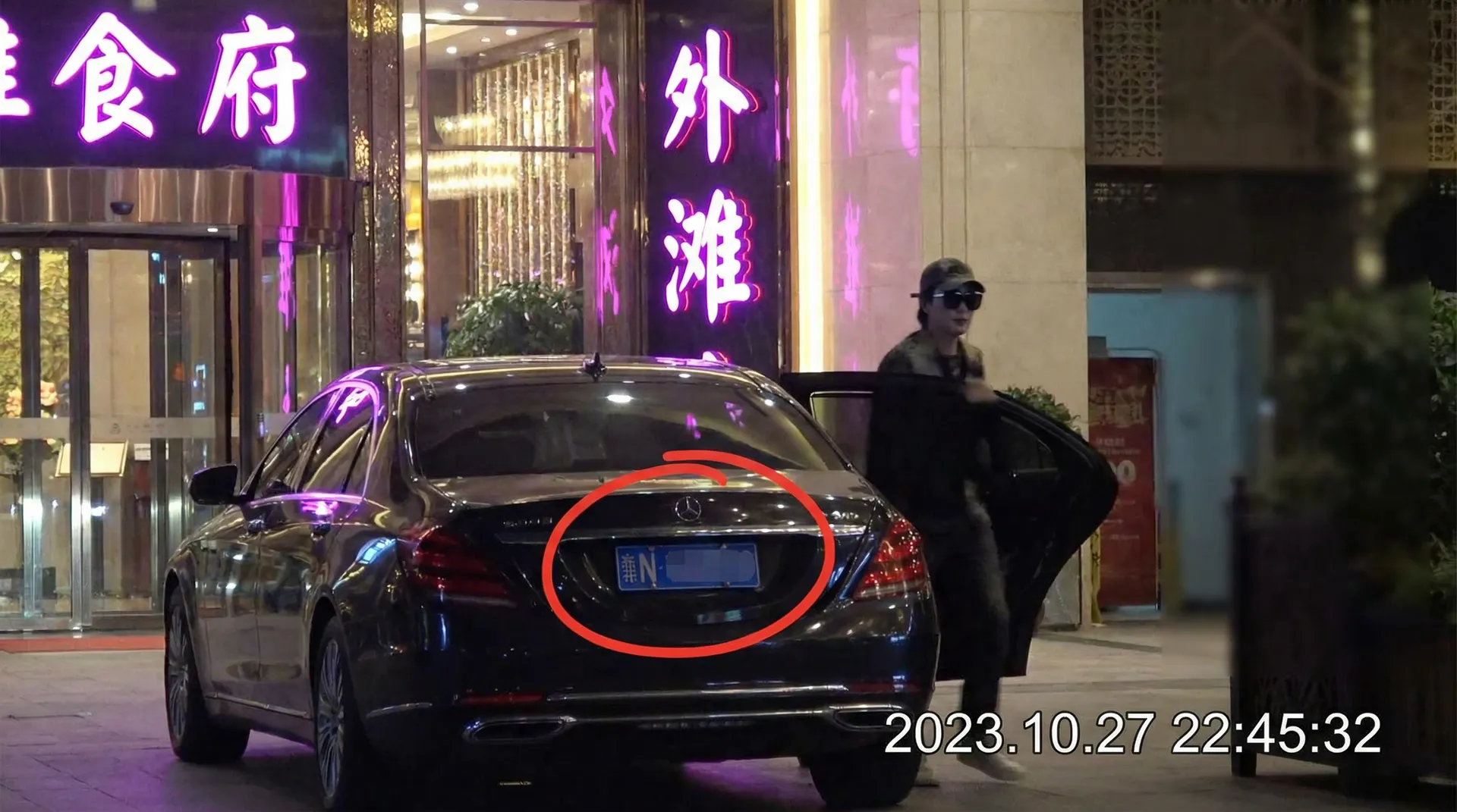 国外钞能力搭讪 - 豪车餐厅外偷拍
